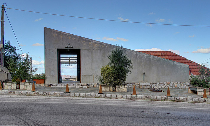 HISTORICAL OIL PRESS, PERFECT FOR LODGING