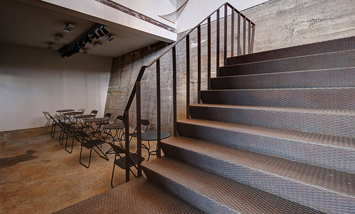 HISTORICAL OIL PRESS, PERFECT FOR LODGING