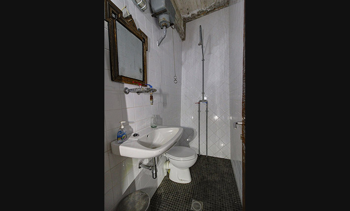 HISTORICAL OIL PRESS, PERFECT FOR LODGING