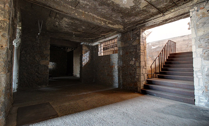 HISTORICAL OIL PRESS, PERFECT FOR LODGING