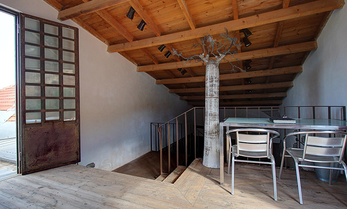 HISTORICAL OIL PRESS, PERFECT FOR LODGING