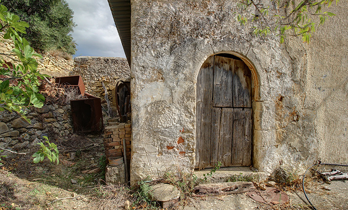 1-LEVEL BUILDING WITH PLENTY & LARGE SPACES