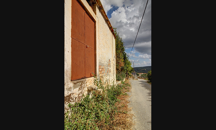 1-LEVEL BUILDING WITH PLENTY & LARGE SPACES