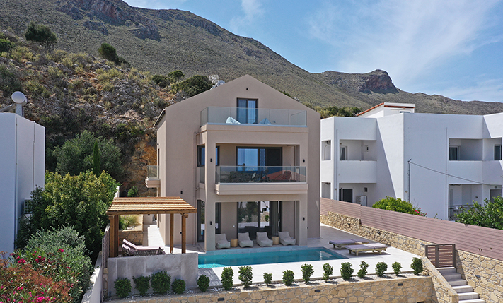 LARGE DETACHED HOUSE WITH A POOL & SEA VIEWS