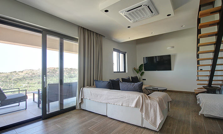 LARGE DETACHED HOUSE WITH A POOL & SEA VIEWS