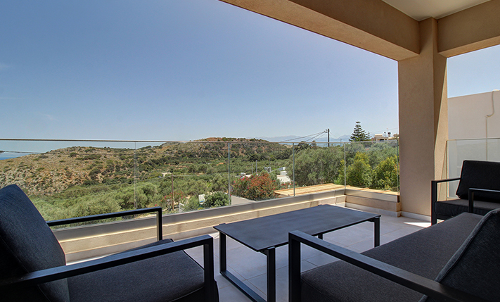 LARGE DETACHED HOUSE WITH A POOL & SEA VIEWS