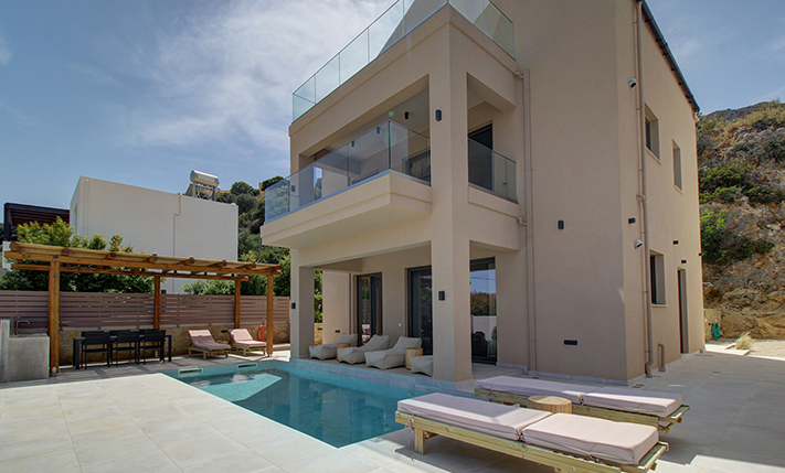 LARGE DETACHED HOUSE WITH A POOL & SEA VIEWS