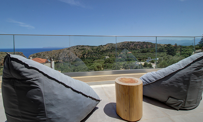 LARGE DETACHED HOUSE WITH A POOL & SEA VIEWS