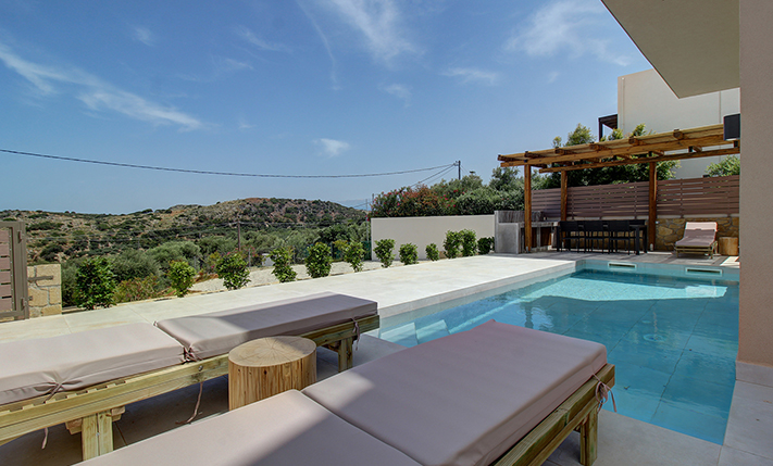 LARGE DETACHED HOUSE WITH A POOL & SEA VIEWS