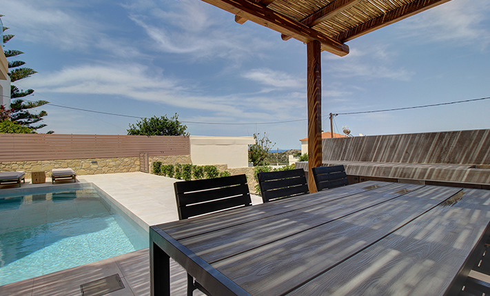 LARGE DETACHED HOUSE WITH A POOL & SEA VIEWS