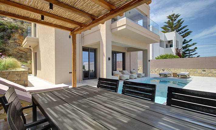 LARGE DETACHED HOUSE WITH A POOL & SEA VIEWS