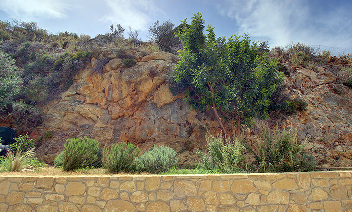 LARGE DETACHED HOUSE WITH A POOL & SEA VIEWS