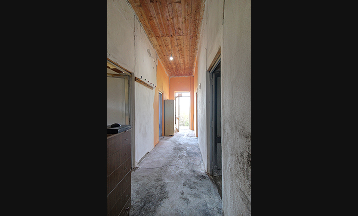 LARGE PARCEL WITH AN OLD 1-LEVEL STONE HOUSE