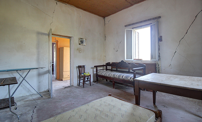 ΕΚΤΑΣΗ ΜΕ ΠΑΛΑΙΟ ΠΕΤΡΟΚΤΙΣΤΟ ΙΣΟΓΕΙΟ ΣΠΙΤΙ