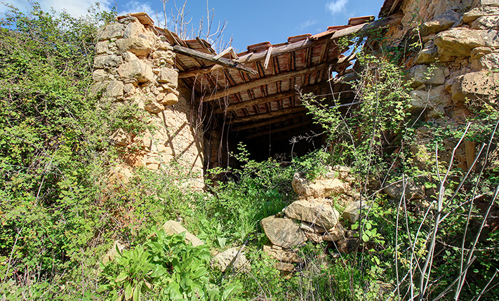 2 DERELICT BUILDINGS AMIDST NATURE WITH VIEWS