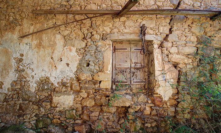 2 DERELICT BUILDINGS AMIDST NATURE WITH VIEWS