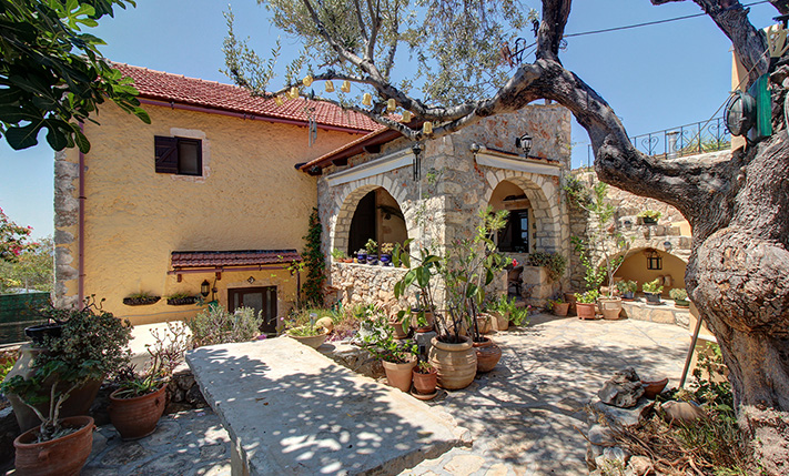 AMPLE ROOMS WITH A TRADITIONAL STYLE