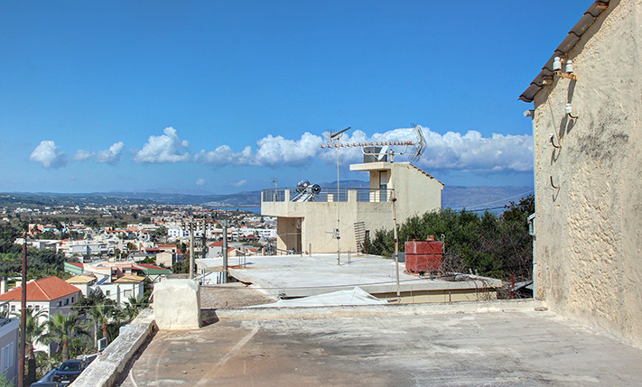 HOUSE FOR RESTORATION IN PLATANIAS CENTRE
