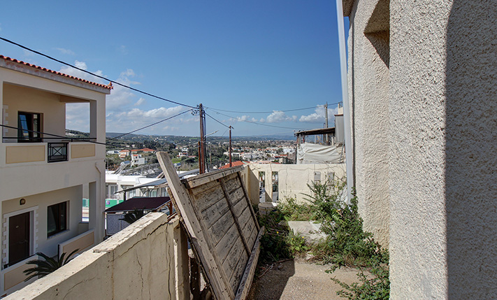 HOUSE FOR RESTORATION IN PLATANIAS CENTRE