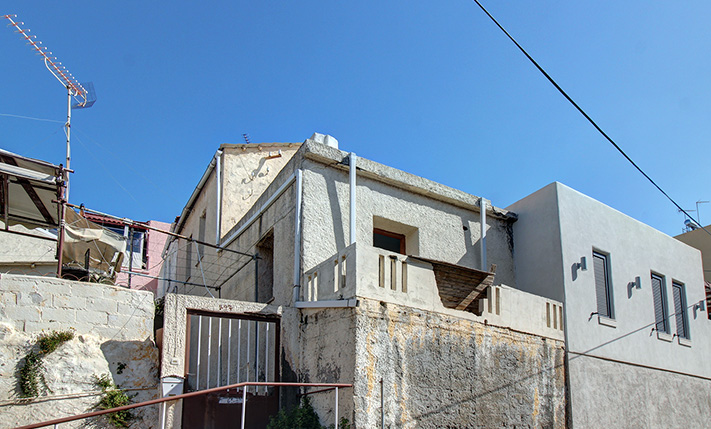HOUSE FOR RESTORATION IN PLATANIAS CENTRE