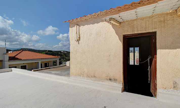HOUSE FOR RESTORATION IN PLATANIAS CENTRE