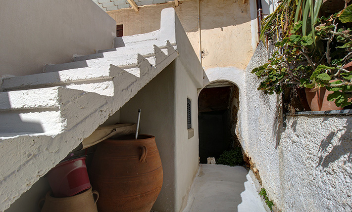 HOUSE FOR RESTORATION IN PLATANIAS CENTRE