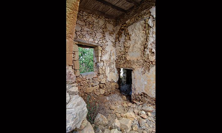 OLD STONE HOUSE WITH UNOBSTRUCTED SEA VIEWS