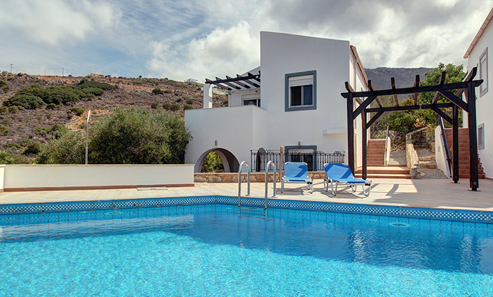 DETACHED HOUSE WITH A PRIVATE GARDEN & SEA VIEWS