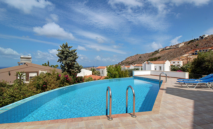 DETACHED HOUSE WITH A PRIVATE GARDEN & SEA VIEWS