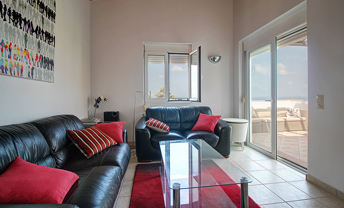 DETACHED HOUSE WITH A PRIVATE GARDEN & SEA VIEWS