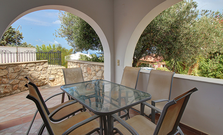 DETACHED HOUSE WITH A PRIVATE GARDEN & SEA VIEWS