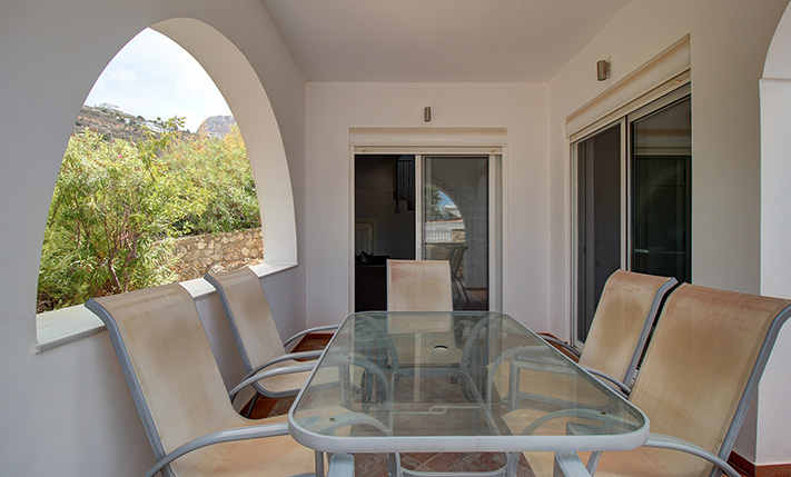 DETACHED HOUSE WITH A PRIVATE GARDEN & SEA VIEWS