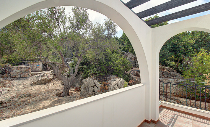 DETACHED HOUSE WITH A PRIVATE GARDEN & SEA VIEWS