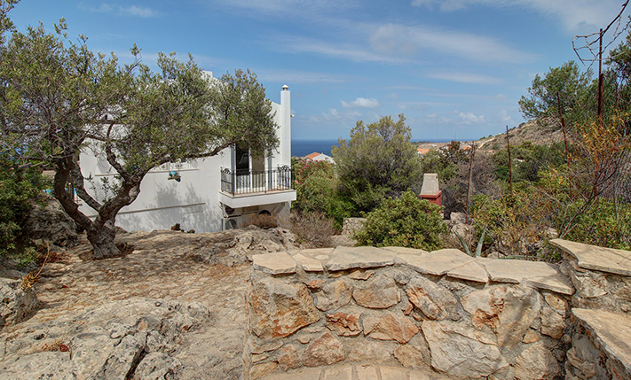 DETACHED HOUSE WITH A PRIVATE GARDEN & SEA VIEWS