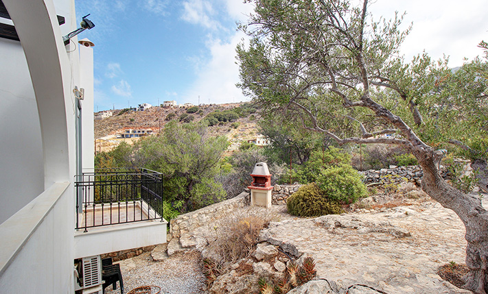 DETACHED HOUSE WITH A PRIVATE GARDEN & SEA VIEWS