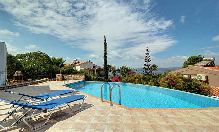 DETACHED HOUSE WITH A PRIVATE GARDEN & SEA VIEWS