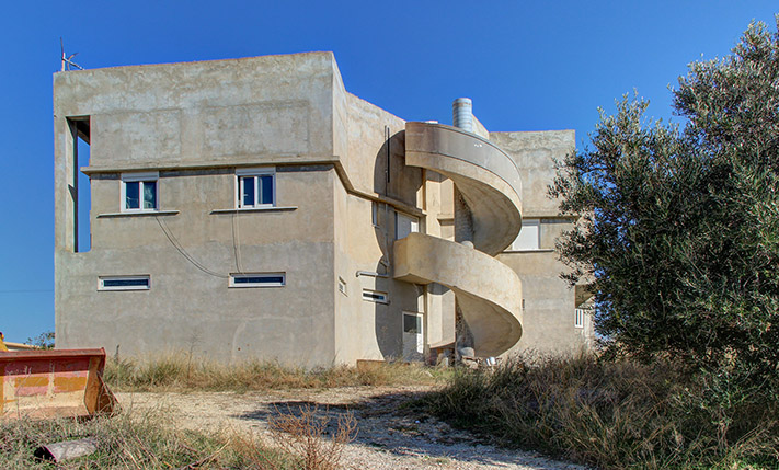 LARGE UNFINISHED BUILDING OF 7 APARTMENTS
