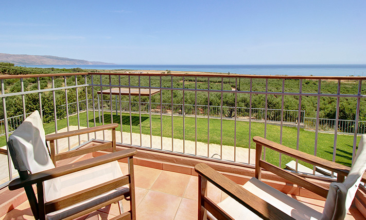 ΕΝΑ ΠΛΑΤΟ ΜΕ ΔΙΑΣΦΑΛΙΣΜΕΝΗ ΘΕΑ ΣΤΗ ΘΑΛΑΣΣΑ