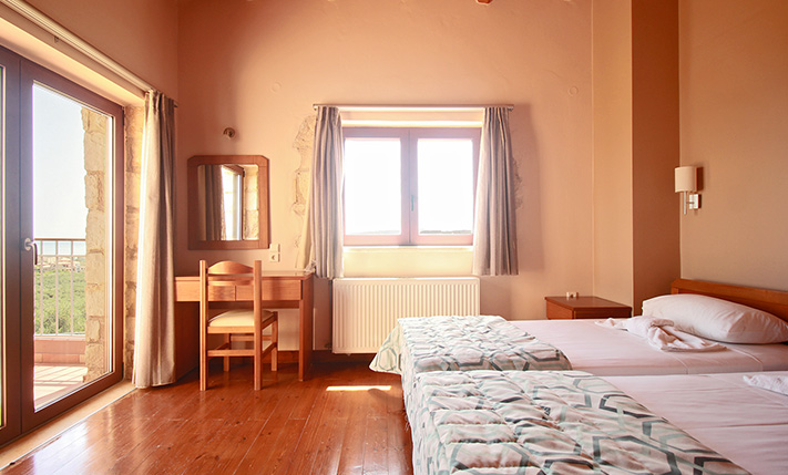 ΕΝΑ ΠΛΑΤΟ ΜΕ ΔΙΑΣΦΑΛΙΣΜΕΝΗ ΘΕΑ ΣΤΗ ΘΑΛΑΣΣΑ