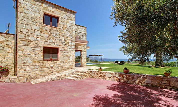 ΕΝΑ ΠΛΑΤΟ ΜΕ ΔΙΑΣΦΑΛΙΣΜΕΝΗ ΘΕΑ ΣΤΗ ΘΑΛΑΣΣΑ