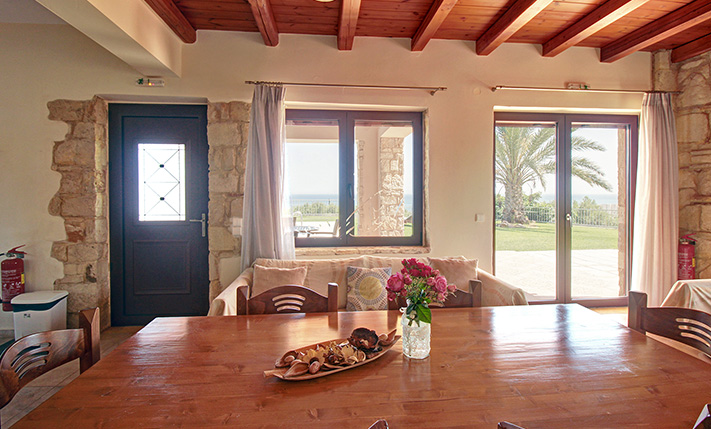 ΕΝΑ ΠΛΑΤΟ ΜΕ ΔΙΑΣΦΑΛΙΣΜΕΝΗ ΘΕΑ ΣΤΗ ΘΑΛΑΣΣΑ