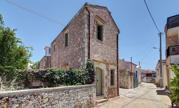 TRADITIONAL STONE HOUSE IN THE CENTRE OF VAMOS