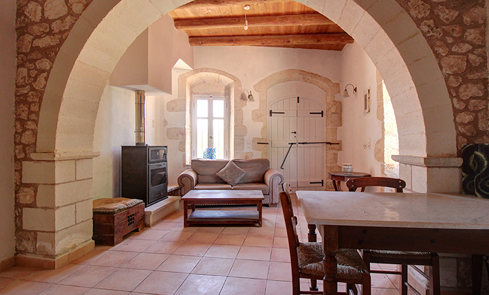 TRADITIONAL STONE HOUSE IN THE CENTRE OF VAMOS