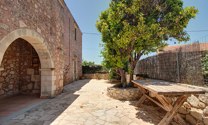 TRADITIONAL STONE HOUSE IN THE CENTRE OF VAMOS