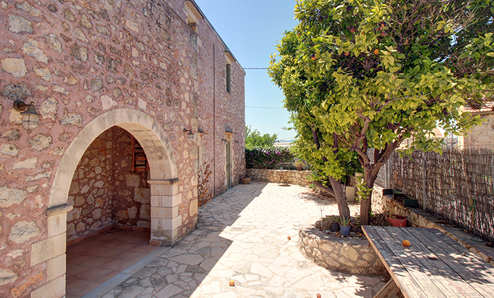 TRADITIONAL STONE HOUSE IN THE CENTRE OF VAMOS