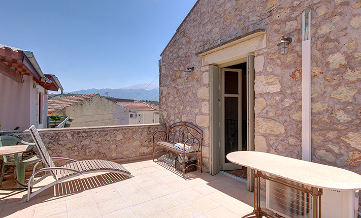 TRADITIONAL STONE HOUSE IN THE CENTRE OF VAMOS