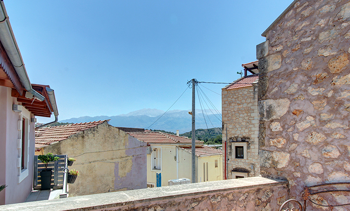 TRADITIONAL STONE HOUSE IN THE CENTRE OF VAMOS