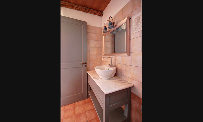 TRADITIONAL STONE HOUSE IN THE CENTRE OF VAMOS