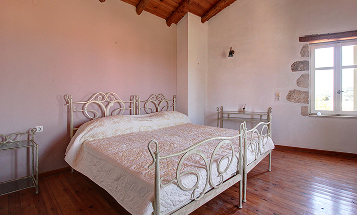 TRADITIONAL STONE HOUSE IN THE CENTRE OF VAMOS