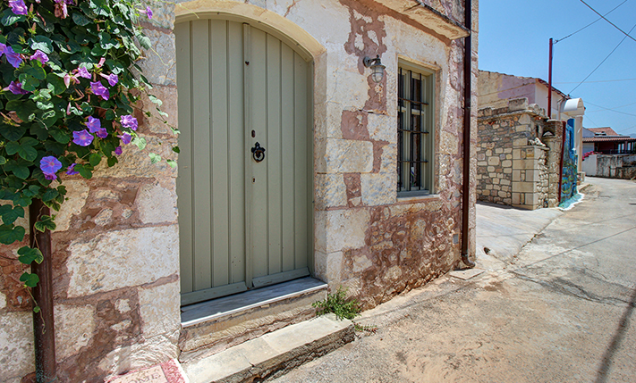 TRADITIONAL STONE HOUSE IN THE CENTRE OF VAMOS